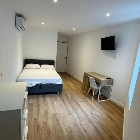 Appartamento 7-rooms With Terrace In Nîmes